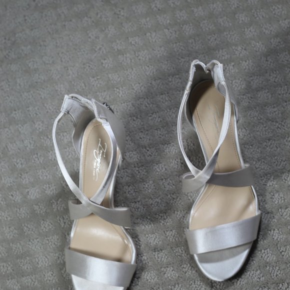 Imagine by Vince Camuto Size 8 White Satin 3.5" Silver Metal Cover Heel Like new - Picture 2 of 5